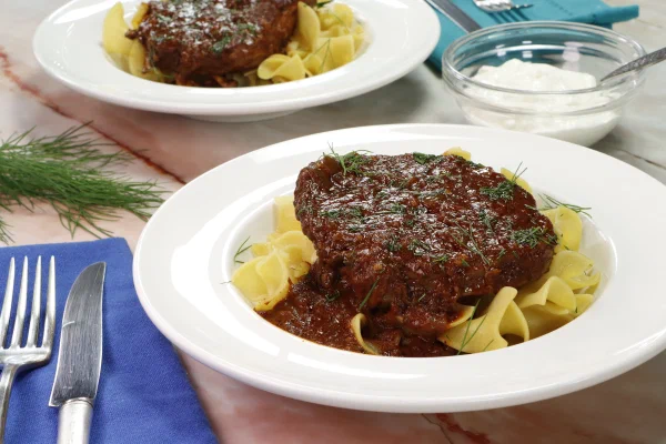 Chuck Tender Simmering Steak Goulash-Style Braised Beef with Noodles